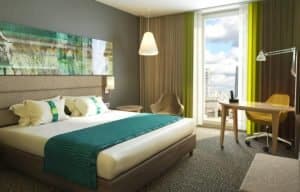 Zimmer im neuen Holiday Inn Düsseldorf City; Bild: Andreas Neudahm
