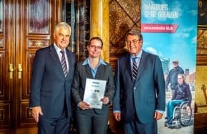 Verleihung des Zertifikats „Reisen für alle“ – v.l.n.r. Frank Horch (Hamburger Wirtschaftssenator), Miriam Ziemer (Executive Assistant Manager, Novotel Hamburg Alster), Dietrich von Albedyll (Geschäftsführer, HHT); Bild: Ingo Bölter