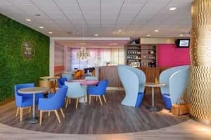 Bar- und Lounge-Bereich im Ibis Styles Frankfurt Offenbach; Bild: GLAM photo+design/Accor