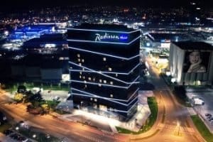 Radisson Blu Plaza Hotel, Ljubljana bei Nacht. Bild: Carlson Rezidor Hotel Group