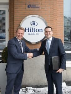 Erwin Verhoog (links) von Hilton und Martin Schaller von Union Investment verlängern ihre Zusammenarbeit in München. Bild: A. Vallbracht