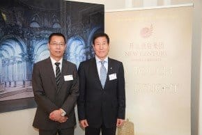 Hoteldirektor Jianlin Dai (links) und Miaolin Chen (rechts), Vorsitzender der NCTG. Bild: KPRN