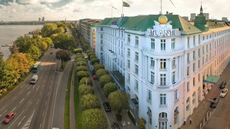 Weißes Gebäude im Gran-Hotel-Stil mit Ecktürmchen