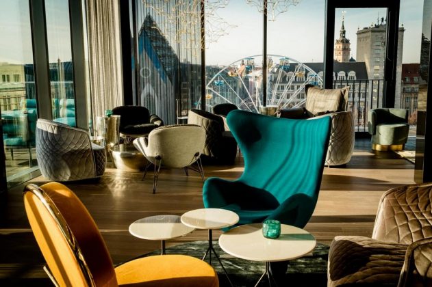 Der Sessel links ist im klassischen Gelbton der Post bezogen. Bild: Motel One