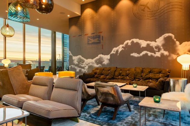 Die Wand mit Poststempel, Briefumschlag und Wolken verweist auf Luftpost. Bild: Motel One