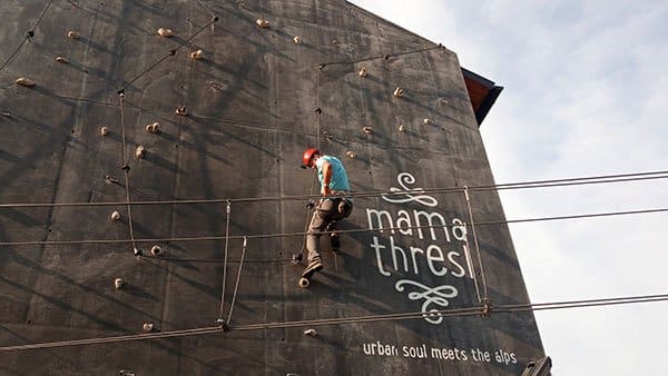 mama thresl Klettersteig an der Hauswand