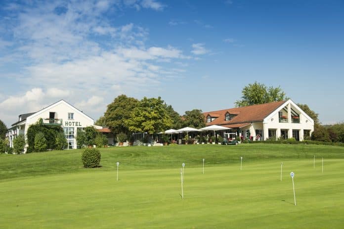 Der Gutshof Sagmühle mit angrenzendem Golfplatz. Bild: Hotel Drei Quellen
