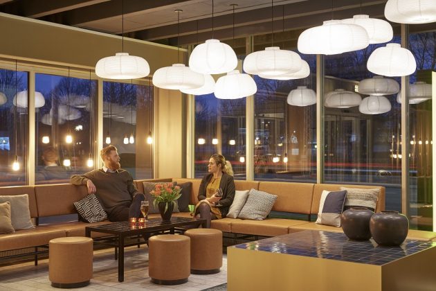 Der Lounge-Bereich präsentiert sich in erdigen Tönen. Bild: Zleep Hotels