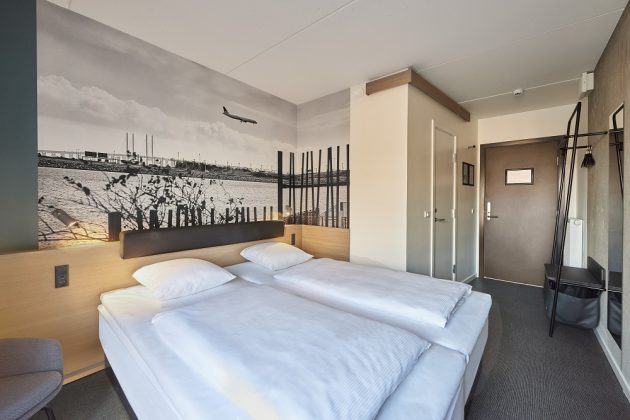 Die Fototapete greift die Nähe dieses Hauses zum Flughafen auf. Bild: Zleep Hotels