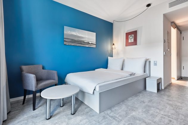 Hinter dem Kopfende des Bettes befindet sich das Badezimmer. Bild: H-Hotels.com