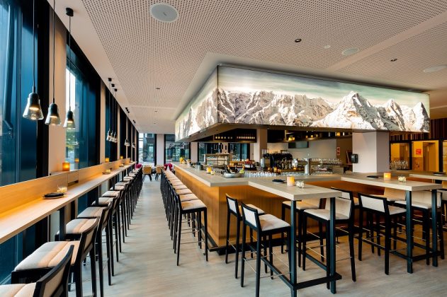 Die Bar greift die alpine Lage des Hotels auf. Bild: C. Tiess/A-ja Resort und Hotel