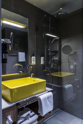 Das Badezimmer setzt konsequent die Designelemente fort. Bild: Ansgar Pudenz