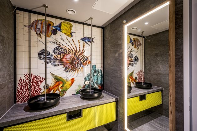 Die Gästetoilette erinnert an ein Aquarium. Bild: Ansgar Pudenz