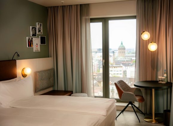 Ein Zimmer mit Blick auf die Mannheimer Innenstadt. Bild: J. Vogt/Ariva Hotel