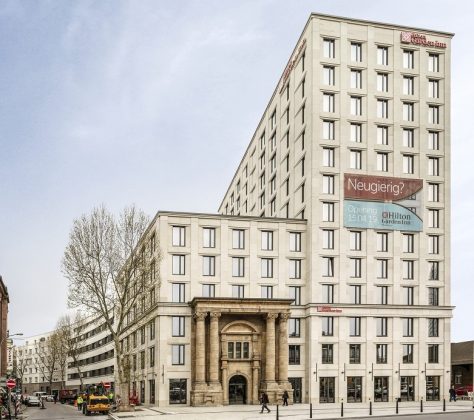 Das Hilton Garden Inn Mannheim mit dem Hauptportal der historischen Reichspost. Bild: J. Vogt/Ariva Hotel