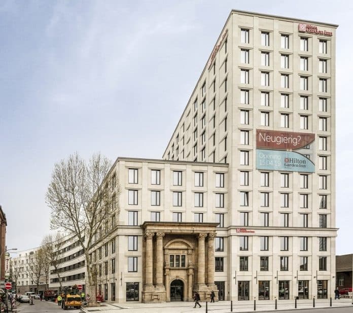 Das Hilton Garden Inn Mannheim mit dem Hauptportal der historischen Reichspost. Bild: J. Vogt/Ariva Hotel