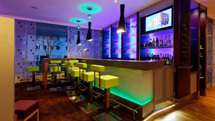 Quadratische Formen herrschen in der Hotelbar vor. Bild: Success Hotel Group