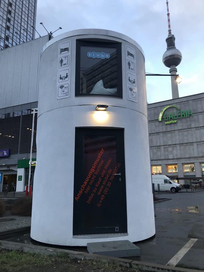 Ein Anschauungsmuster der Hotelbox „slube home“ direkt vor dem Park Inn am Berliner Alexanderplatz. Bild: slube GmbH/D. Ludley