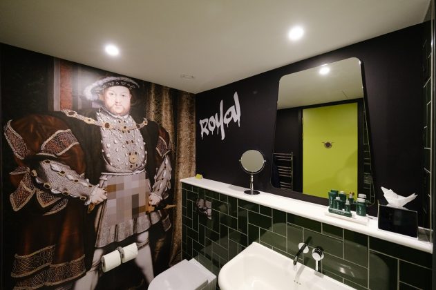 Im Bad mit Henry VIII. In jeder Etage ist ein anderer Monarch abgebildet. Bild: Owen Billcliffe Photography