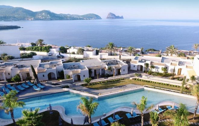 Außenansicht des 7Pines Kempinski Ibiza. Bild: Kempinski Hotels