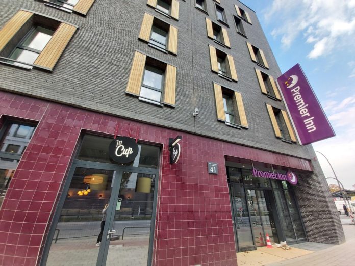 Das Premier Inn St. Pauli zeichnet sich durch Fliesen an der Fassade aus. Bild: Premier Inn Deutschland