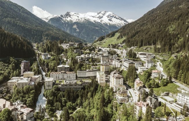 Luftbild von Bad Gastein. Das Bauvorhaben am Straubingerplatz inklusive Neubau befindet sich links im Bild. Bild: BWM Architekten