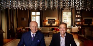 Die beiden CEOs Marcus Bernhardt (Deutsche Hospitality) und Dr. Jan Becker (Porsche Design Group) bei der Vertragsunterzeichnung. Bild: Steigenberger Hotels AG/Gerster