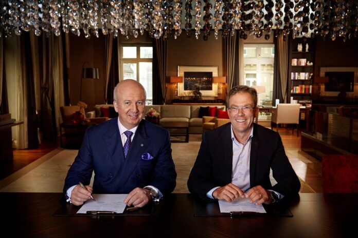 Die beiden CEOs Marcus Bernhardt (Deutsche Hospitality) und Dr. Jan Becker (Porsche Design Group) bei der Vertragsunterzeichnung. Bild: Steigenberger Hotels AG/Gerster