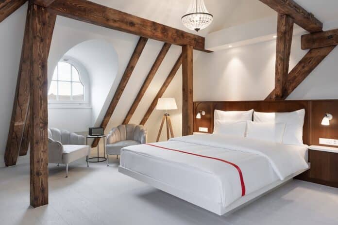 Einige Zimmer verfügen über restaurierte Holzbalken. Bild: Ruby Hotels