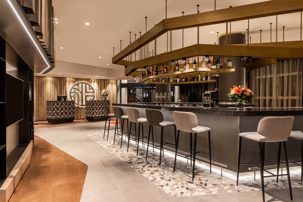 Wer Lust auf ein Getränk hat, kann es sich an der Bar gemütlich machen. Bild: NH Hotel Group