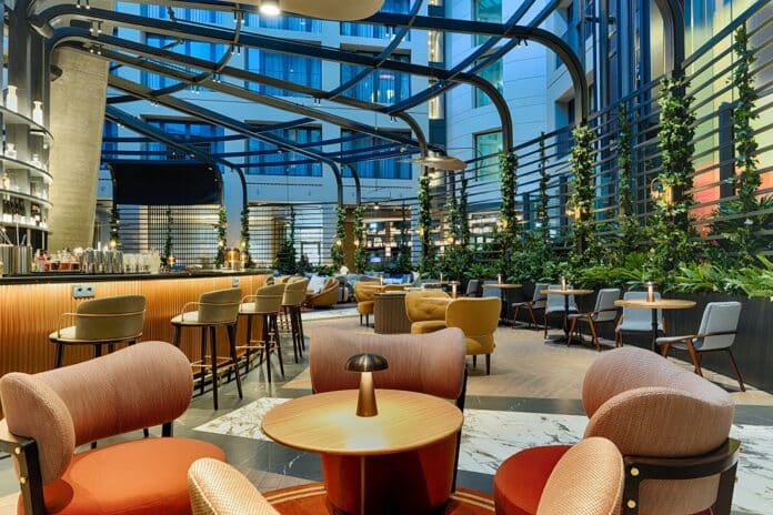 Die Atrium Bar des Radisson Collection Berlin. Bild: Radisson