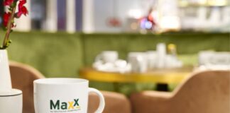 Im neu eröffneten Maxx Hotel Aalen gibt es Kaffeetassen mit Markenlogo. Bild: Steigenberger Hotels AG