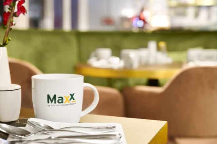 Im neu eröffneten Maxx Hotel Aalen gibt es Kaffeetassen mit Markenlogo. Bild: Steigenberger Hotels AG