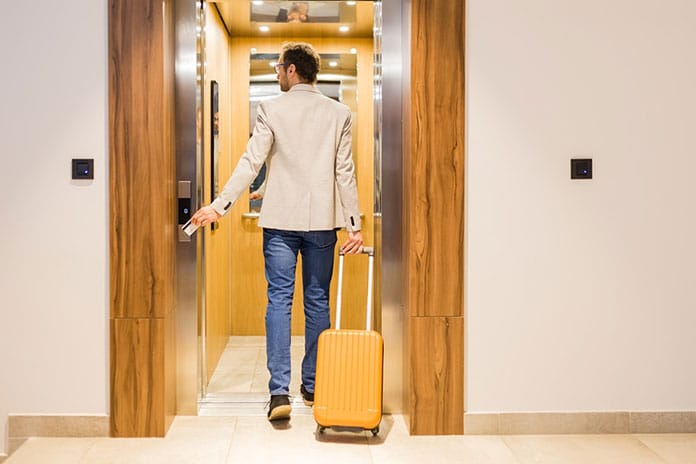 Hotelgast öffnet Hotelzimmer mit Karte