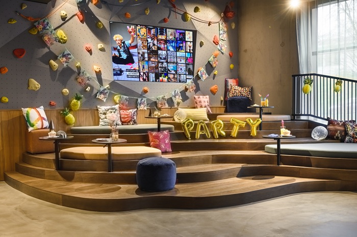 Sitzgelegenheiten auf Stufen im Moxy Dresden Neustadt. Bild: Marriott International