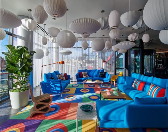 Farbenfrohes interior mit knallblauen sofas und vielen Nelson-Leuchten im CitizenM Menlo Park