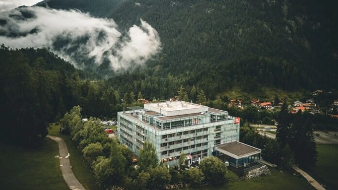 Kubisches Hotelgebäude am Fuß der Zugspitze