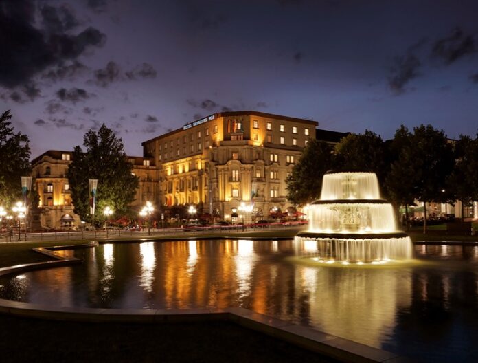 Nassauer Hof Wiesbaden bei Nacht