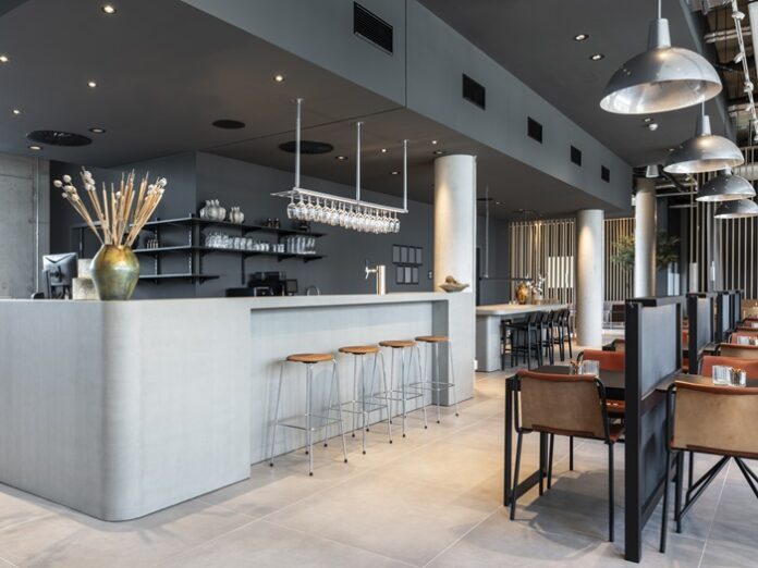 Blick auf Bar und Essbereich im Zleep Hotel Frankfurt Airport Kelsterbach