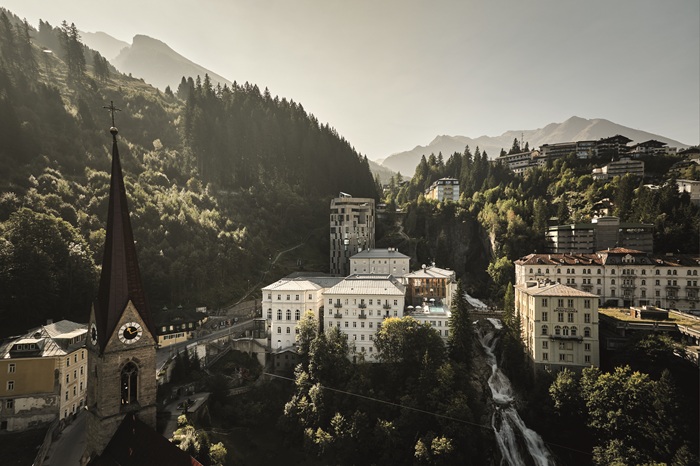 Blick auf das historische Gebäude des Badeschloss Bad Gastein mit dem modernen Neubau dahinter