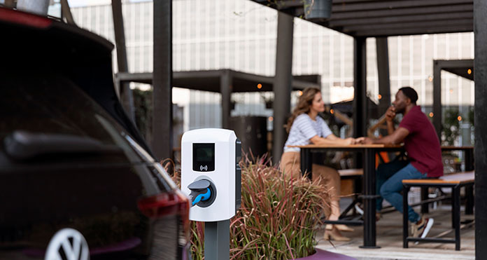 Ladesäule an der gerade eine Elektroauto lädt.