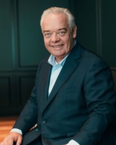 Jörg T. Böckeler mit grauem Haar und dunkelblauem Jacket