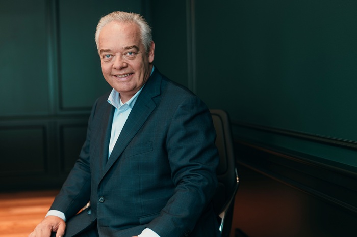 Jörg T. Böckeler mit grauem Haar und dunkelblauem Jacket