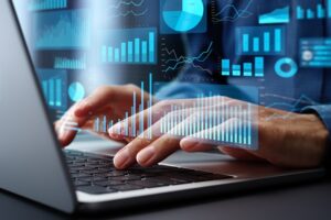 Hände auf Computertastatur und eingeblendete Statistikbalken