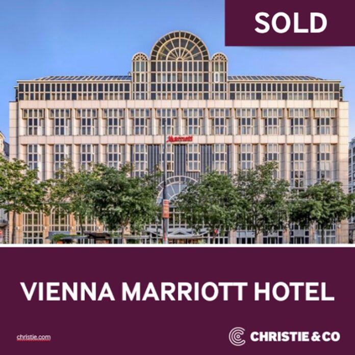 Blick auf die Fassade des Vienna Marriott Hotels mit dem Wort sold an der Seite
