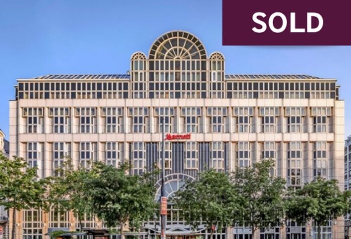 Fassade des Vienna Marriott Hotels mit dem Vermerk Sold rechts oben