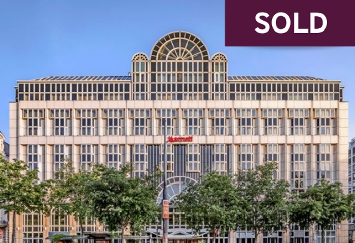 Fassade des Vienna Marriott Hotels mit dem Vermerk Sold rechts oben