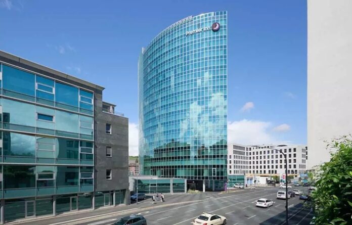 Ellipsenförmiges gläsernes Hochhaus