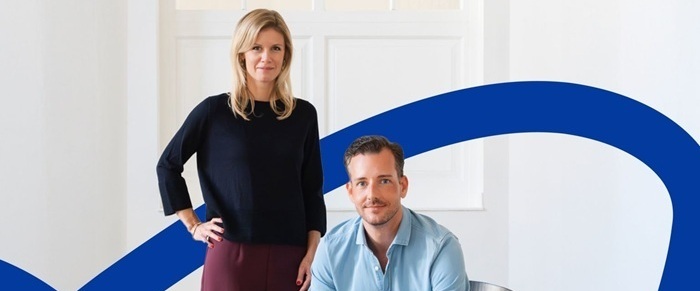 Frau stehend und Mann sitzend