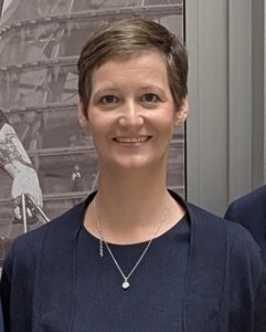 Porträtfoto einer blonden Frau mit Kurzhaarschnitt